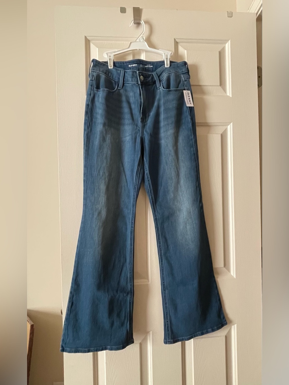 Old Navy Women's Flare Jeans in Medium Blue - Picture 3 of 3